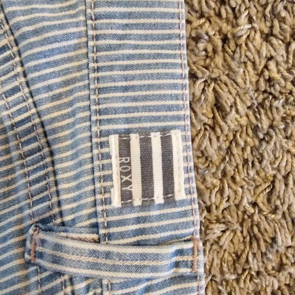 Roxy denim shorts. Size 3 ( 26 ). - Picture 2 of 5